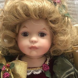 DOLL❣️ Franklin Heirloom Angelica Christmas doll
